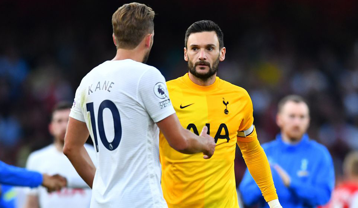 Harry Kane shakes hands with Hugo Lloris